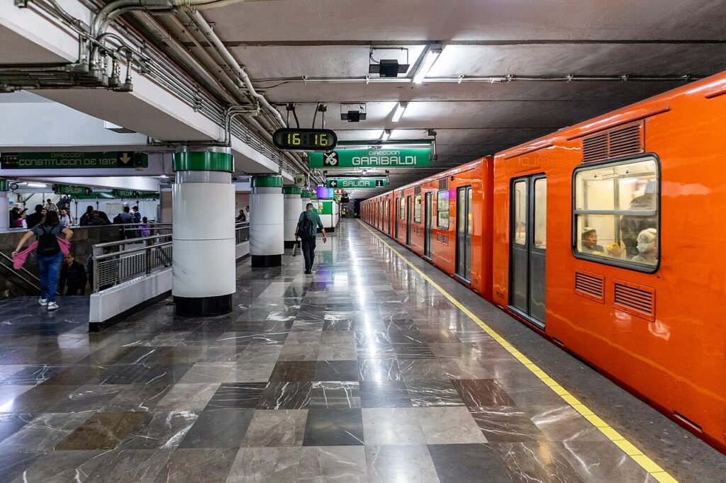 Cómo moverse desde la Irrigación: metro, ejes y las salidas rápidas