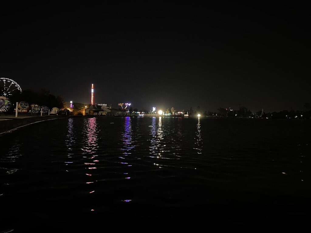 El mismo lago, de noche